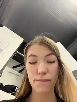 Risky_Mia69's Live XXX Chat