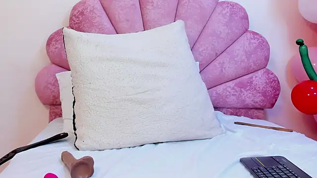 Chatroom XXX en direct de MilaaAdams