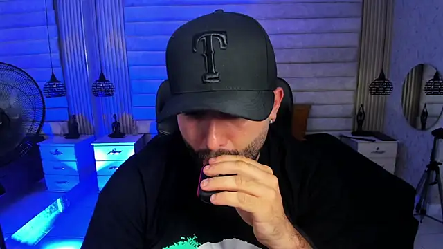 jhon_bear03: διαδικτυακό σόου στην κάμερα