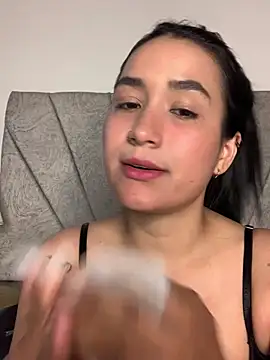 Val12777 Adlı Modelin Canlı XXX Sohbeti