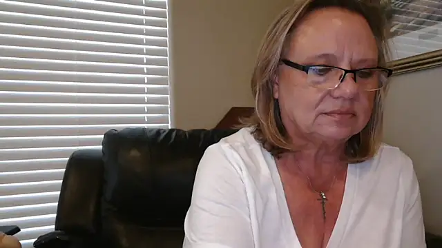 BustyAnnie's Live XXX Chat