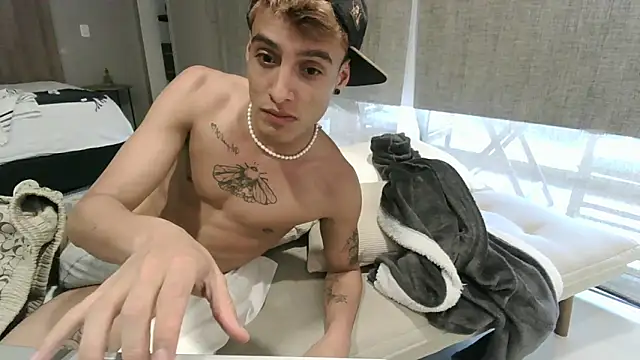 AlejoTwinkLatin Webcam show