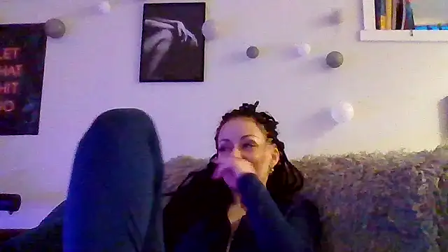 shyhornymommy's Live XXX Chat