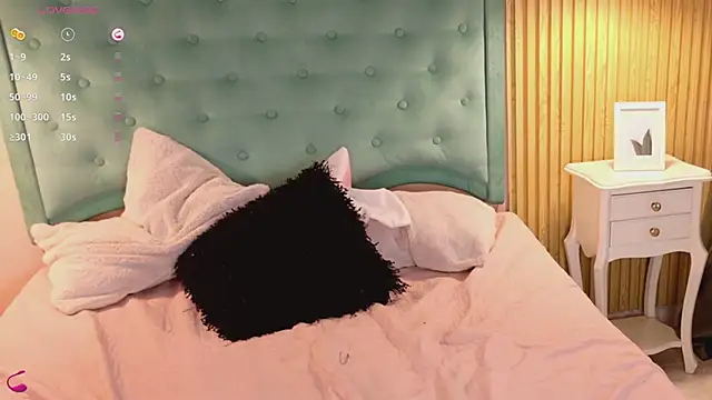 ninaBravu: διαδικτυακό σόου στην κάμερα