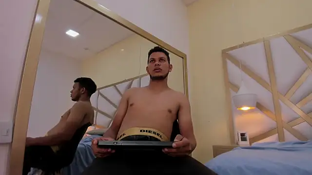 NohaBrooks: διαδικτυακό σόου στην κάμερα