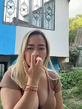 Danielavegax: διαδικτυακό σόου στην κάμερα