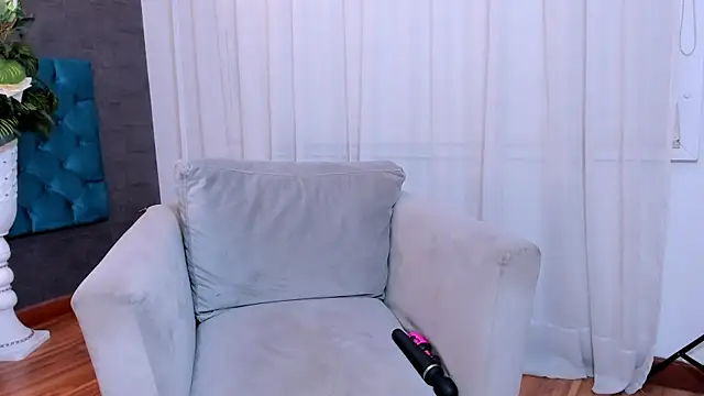 LunnaMoretti Chat XXX live