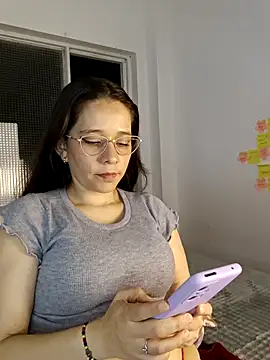 Chat +18 de Isis_Moonn ao vivo