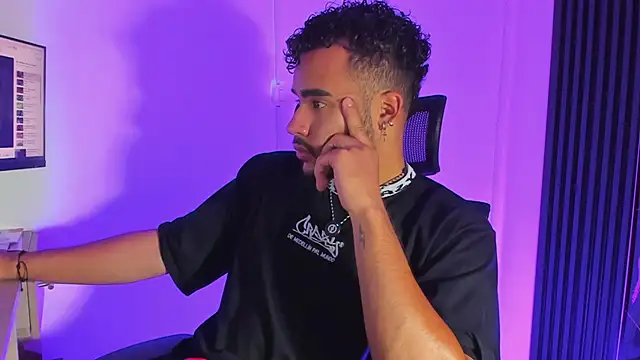 tyagofdef: διαδικτυακό σόου στην κάμερα