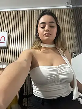 Antonella_Julieta Adlı Modelin Canlı XXX Sohbeti