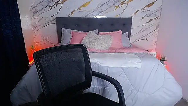 Ema_thorguer Chat XXX in diretta