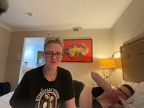 Curvy-Jinx's Live XXX Chat