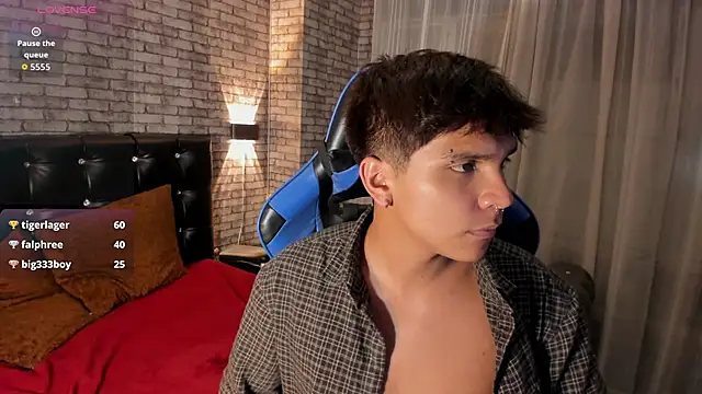 Thiago_Kozak: διαδικτυακό σόου στην κάμερα