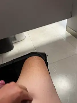 neeee13: διαδικτυακό σόου στην κάμερα