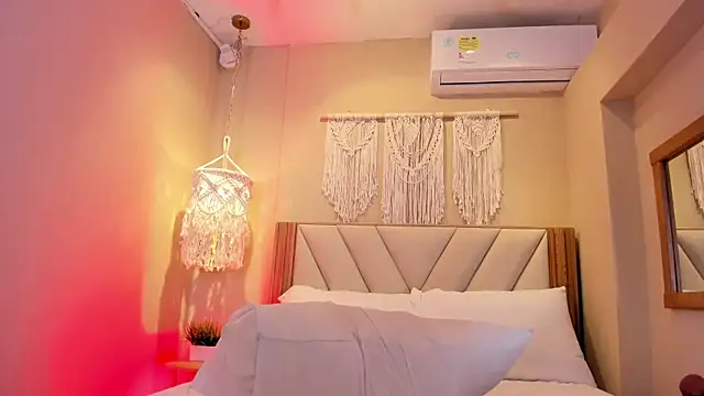 NahimiThompson's Live XXX Chat