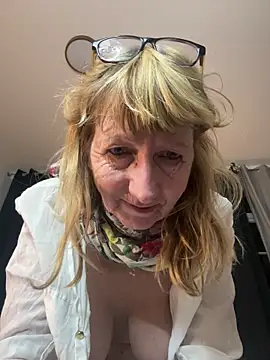 MatureKim Adlı Modelin Canlı XXX Sohbeti