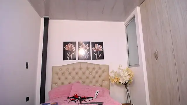 pinky_f00x's Live XXX Chat