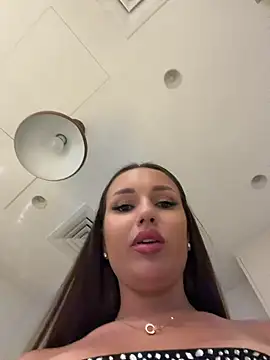 Syka0001: διαδικτυακό σόου στην κάμερα