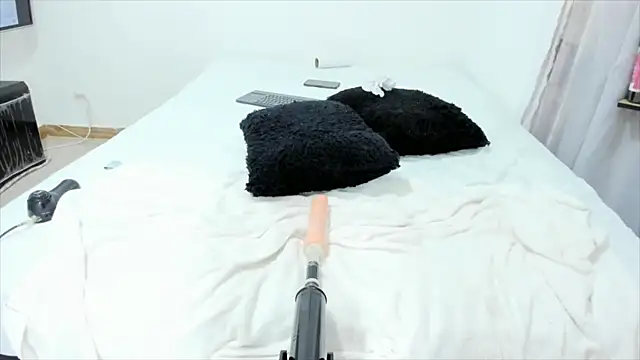 denny_scobar: διαδικτυακό σόου στην κάμερα