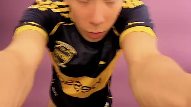 Neo_Twink: διαδικτυακό σόου στην κάμερα