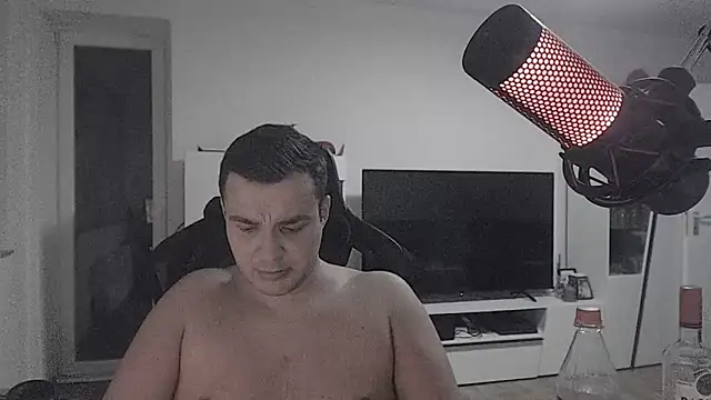 SharkLuigi: διαδικτυακό σόου στην κάμερα