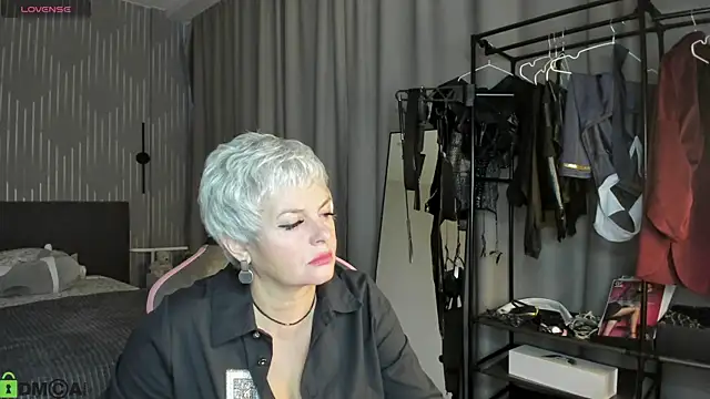 Linda_Zef1r Show in webcam