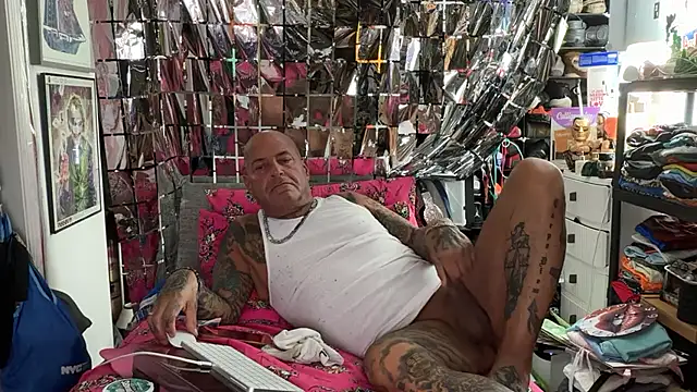 lovetatts64 Adlı Modelin Canlı XXX Sohbeti