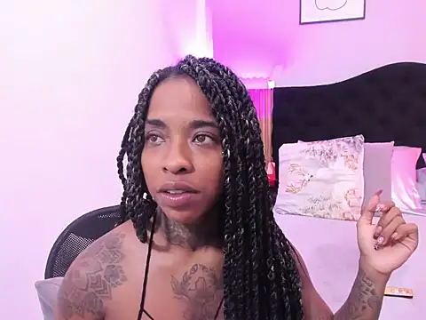 Pauline_Fox Show in webcam