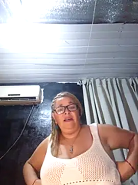 Chat XXX en directo de momismilf544