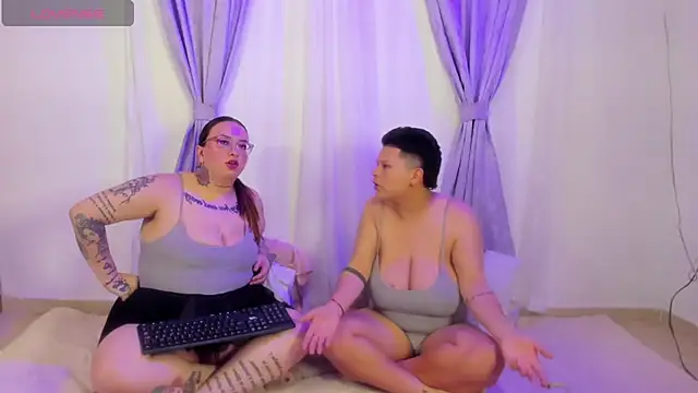 XXX chat uživo modela MiaYMolly