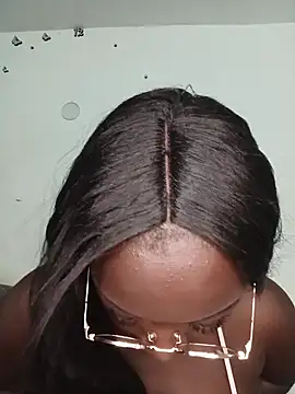 Show modela KaleaEbony na web-kameri