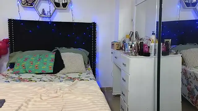 Chat +18 de charlotte_077 ao vivo