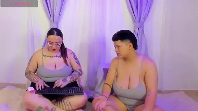 MiaYMolly 即時 XXX 聊天