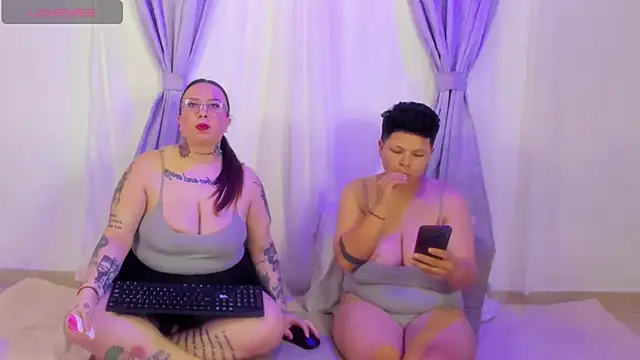 MiaYMolly: διαδικτυακό σόου στην κάμερα