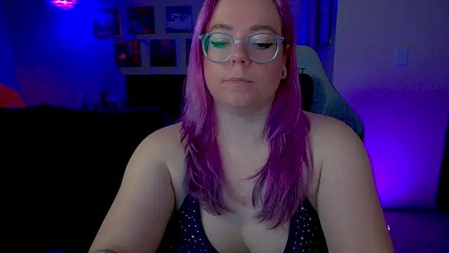 Chat XXX en directo de KiraSpitQueen