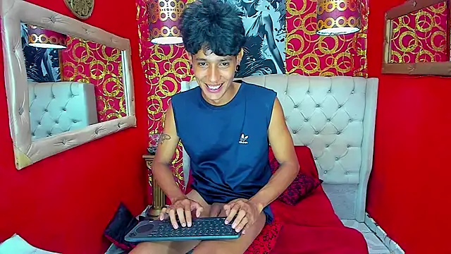 straightyoungpein Adlı Modelin Web Kamerası Şovu