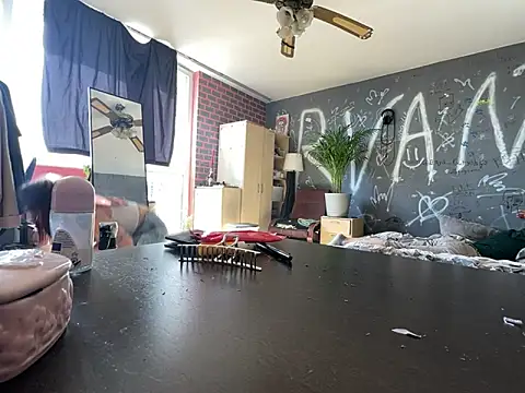 EmmaLyrica's Live XXX Chat