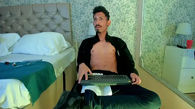 Chat XXX en directo de NoaahTylor