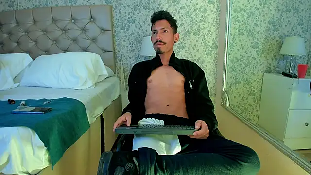 Chat XXX en directo de NoaahTylor