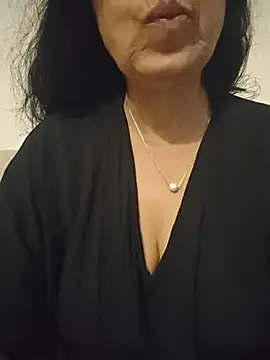 NakedMILFx Adlı Modelin Canlı XXX Sohbeti