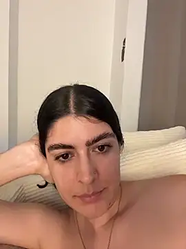 Show modela _Niah_ na web-kameri