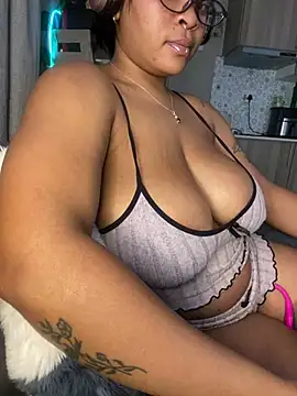 YellowHoneyDip's Live XXX Chat