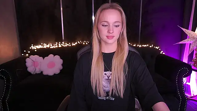 LylaYeess: διαδικτυακό σόου στην κάμερα