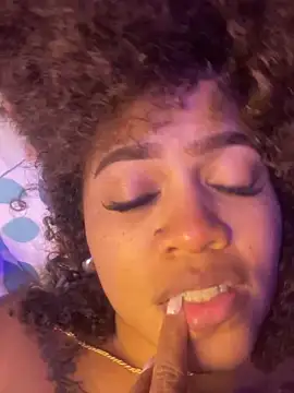 riri_brunnete's Live XXX Chat