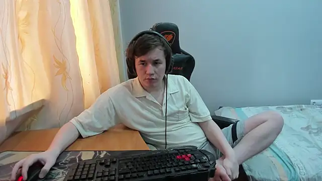 iliaskrislove: διαδικτυακό σόου στην κάμερα