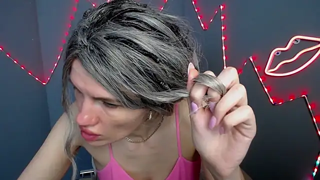 Chatroom XXX en direct de MilaLoona