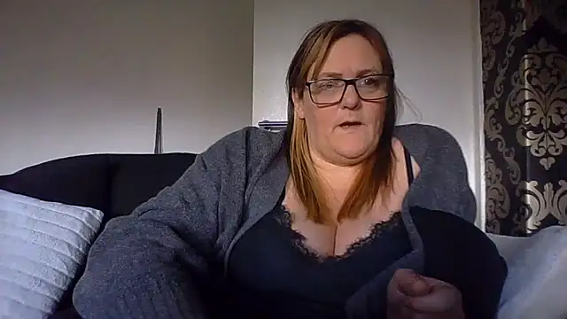 Busty-GilfQuinn Webcamshow
