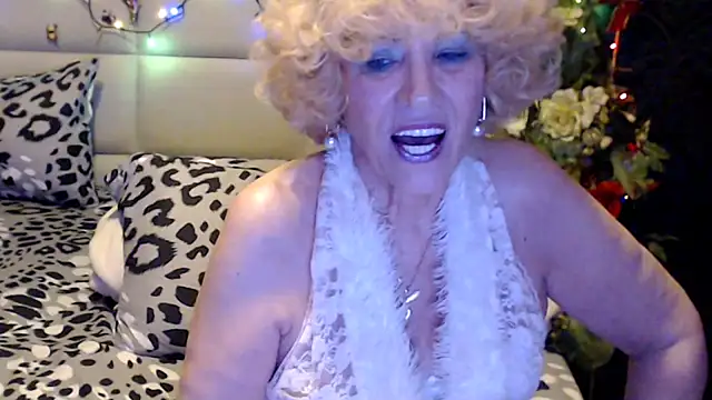 HappyWomanOn's Live XXX Chat