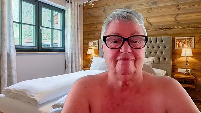 Mystery-Grandmotherのウェブカメラショー