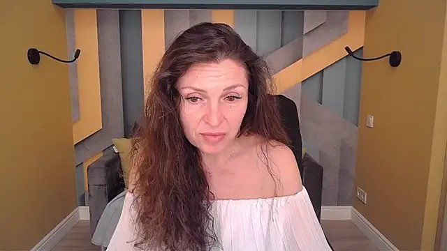 Pokazy przed kamerką – EllaLong